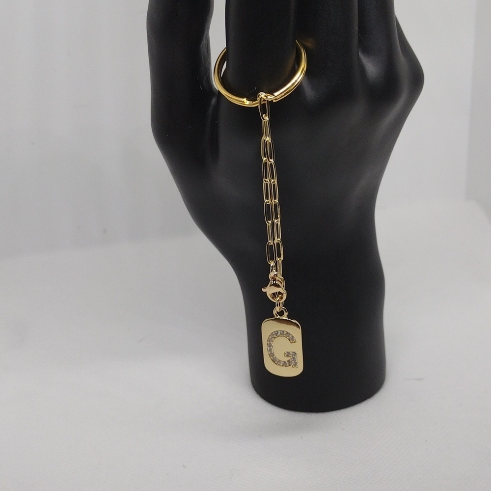 Elegant Gold Keychain with Stylish ‘G’ Pendant – Perfect Gift